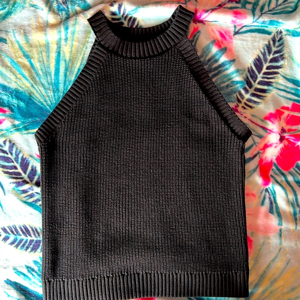 Old Navy sleeveless sweater size m
BLACK